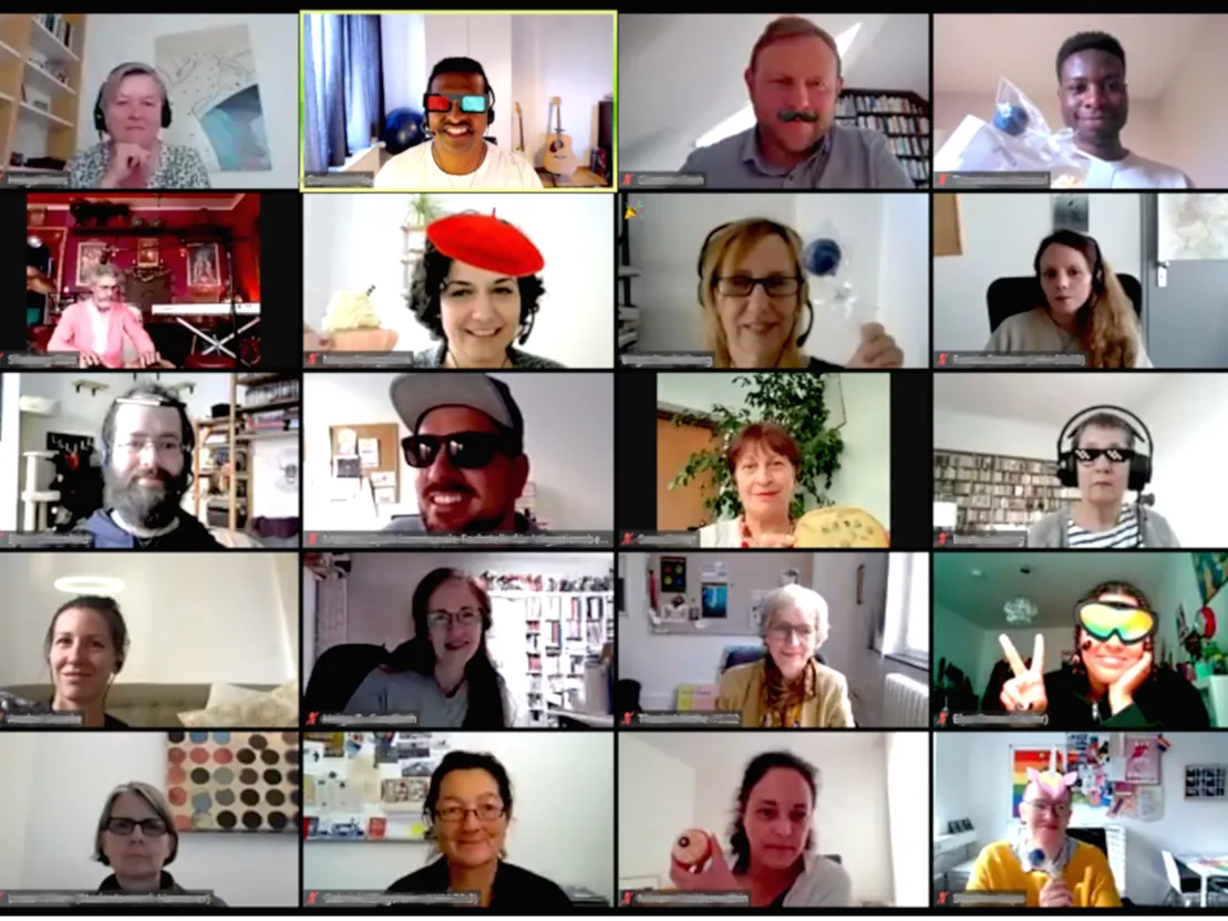 20 Personen auf Videokonferenzkacheln. Einige haben bunte Filter &uuml;ber ihre Gesichter gelegt.